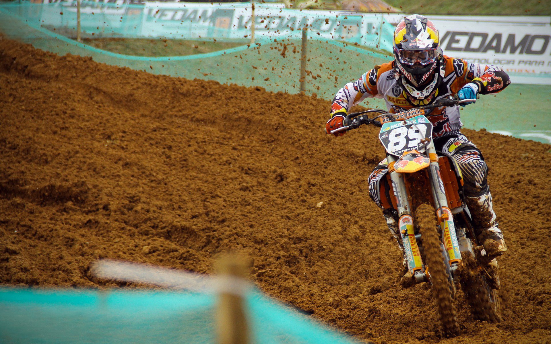 “逆境突围”——车队突破重围的战略布局，逆境中突围